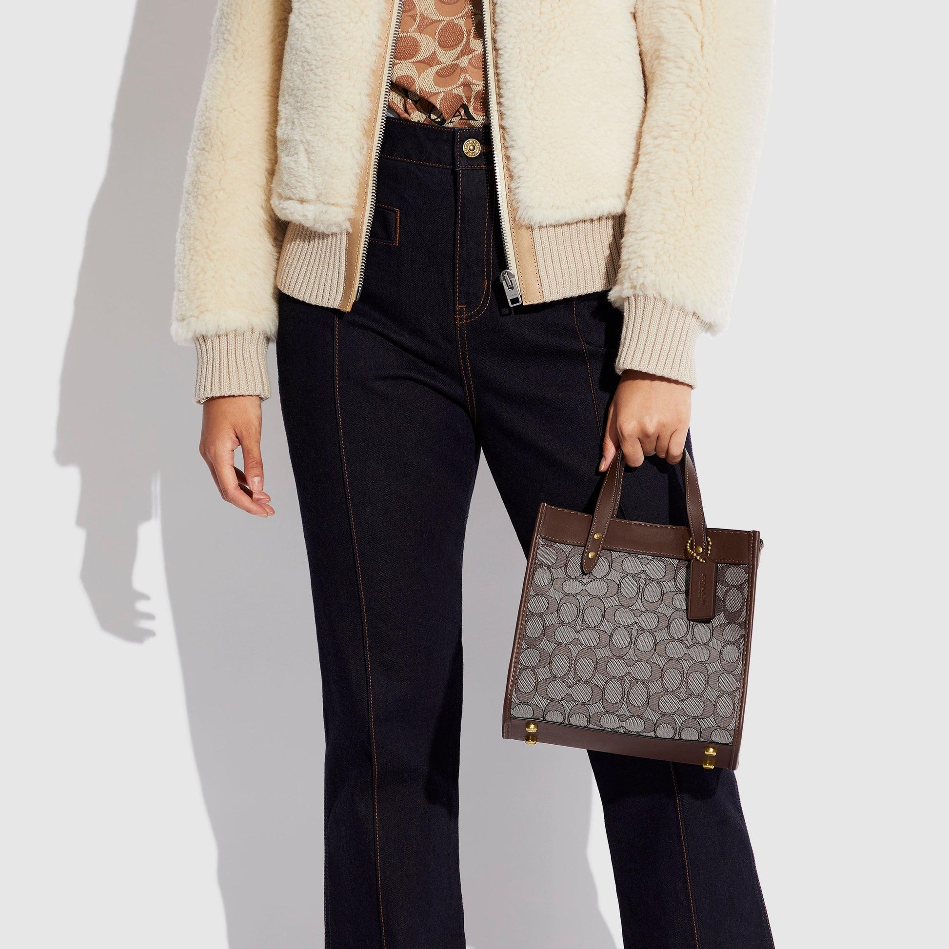 Field Tote 22 In Signature Jacquard - COACH Saudi Arabia Official Site