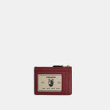 حافظة بطاقة شخصية ميني بتصميم رفيع منسوج من الجاكار الذي يحمل نقشة ماركة كوتش مغلفة في صندوق الماركة