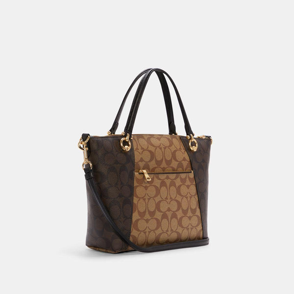 حقيبة "كيسي ساتشل Kacey Satchel" من القماش بنقشة ماركة كوتش المقسم بالألوان