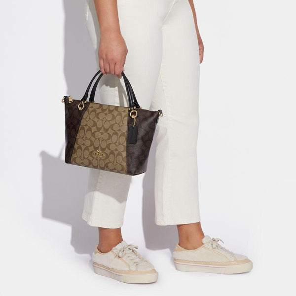 حقيبة "كيسي ساتشل Kacey Satchel" من القماش بنقشة ماركة كوتش المقسم بالألوان