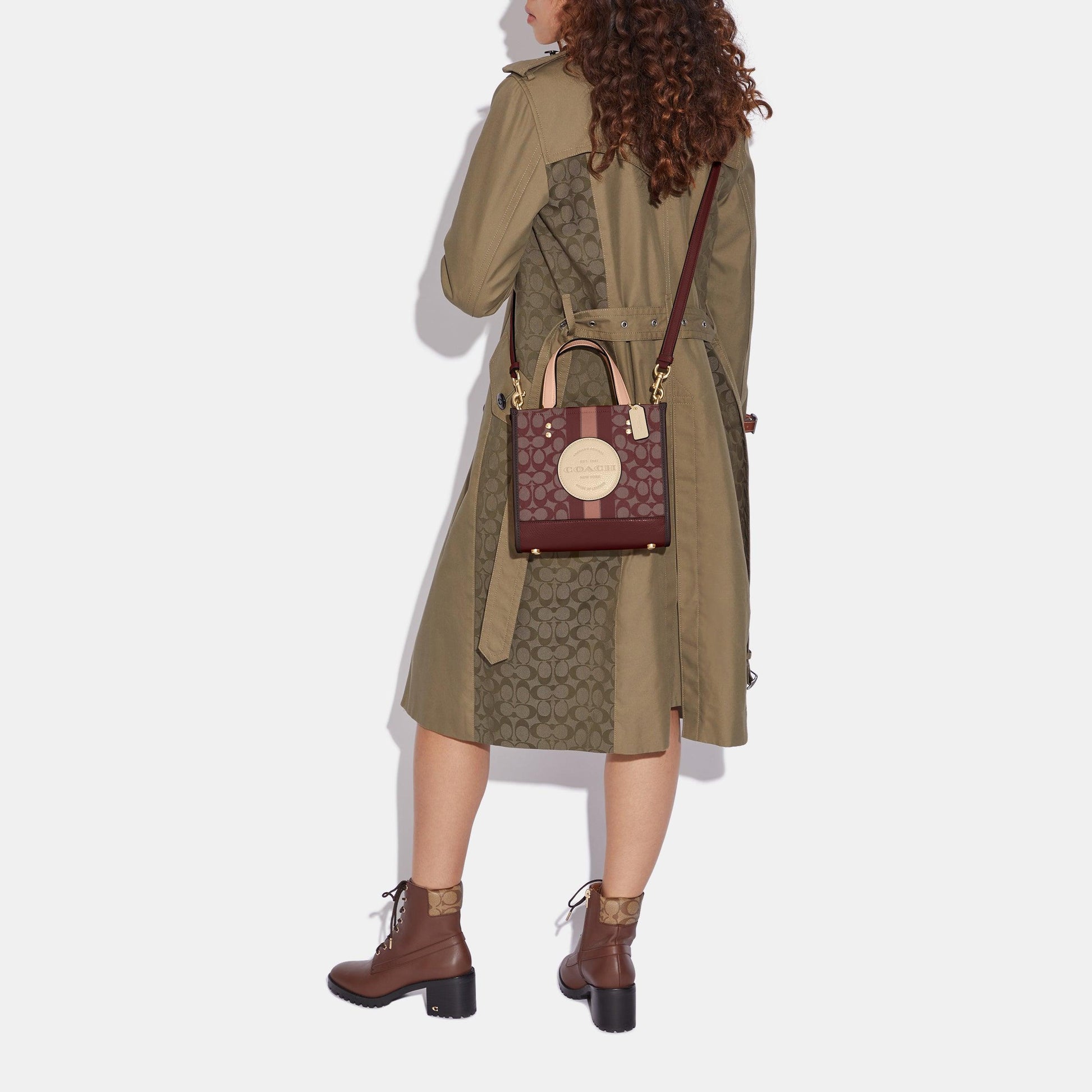 C8417-Dempsey Tote 22 In Signature Jacquard With Stripe And Coach Patch-IM/Wine Multi