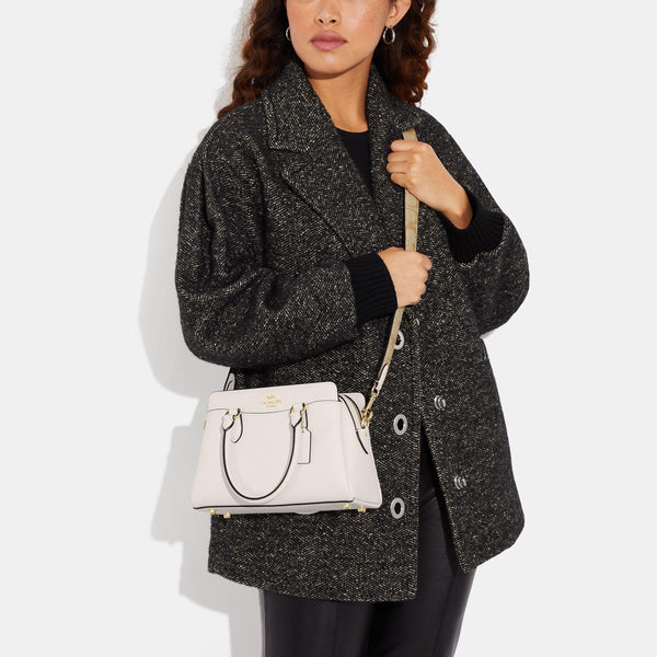 حقيبة "دارسي كاريال Darcie Carryall" بحجم صغير بتفاصيل من القماش بنقشة ماركة كوتش