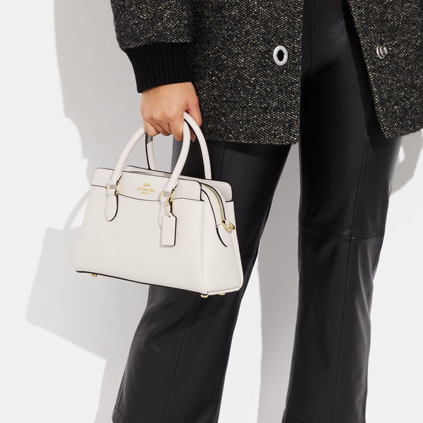 حقيبة "دارسي كاريال Darcie Carryall" بحجم صغير بتفاصيل من القماش بنقشة ماركة كوتش