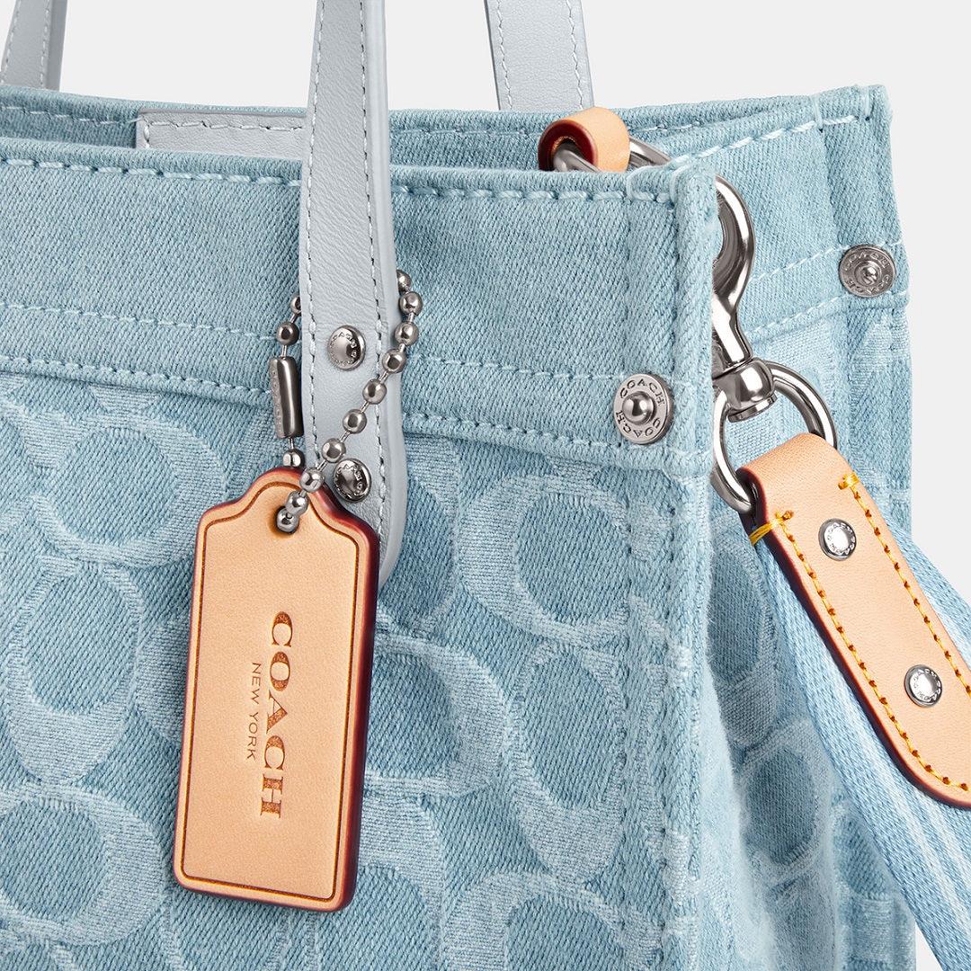 Field Tote 22 In Signature Denim-CJ853-Lh/Pale Blue